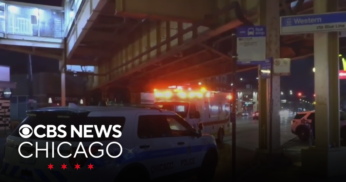 Man stabbed in hand on CTA Blue Line platform - CBS Chicago