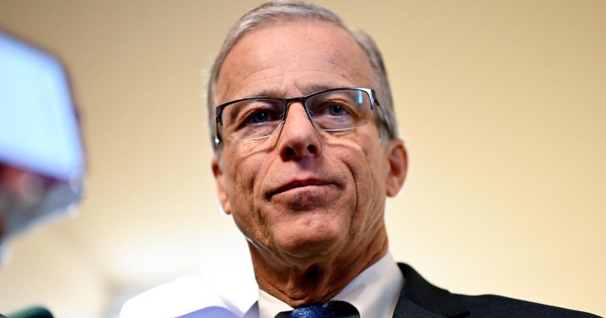 Thune gives Democrats "last and final" offer as TSA lines grow