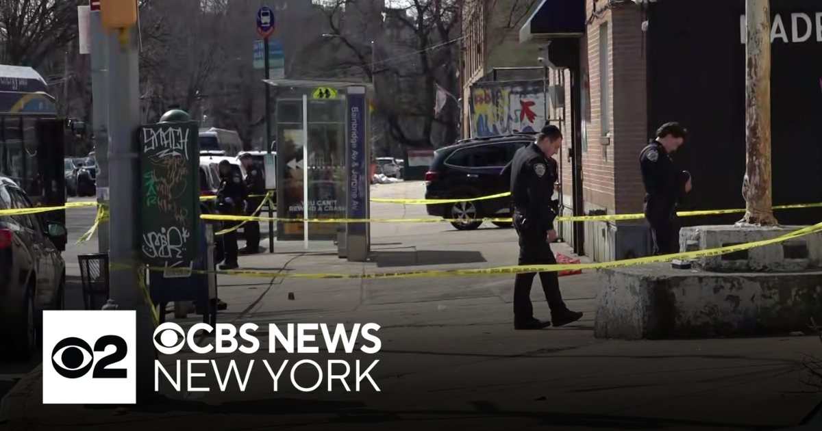 Man shot outside Bronx subway station, police say - CBS New York
