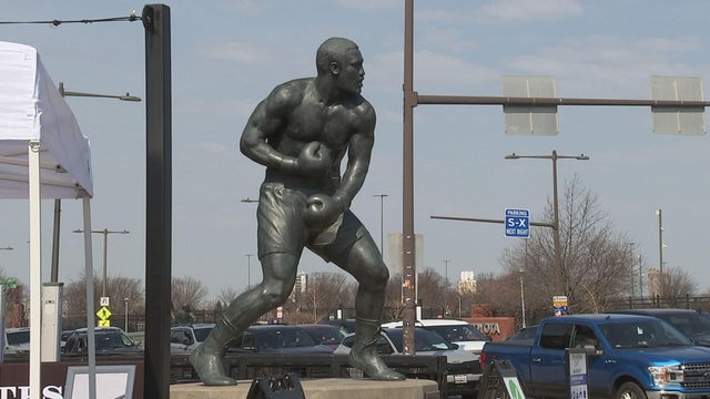 dimattei-tease-and-raw-joe-frazier-statue-3-26-concatenated-125555-frame-19506.jpg 