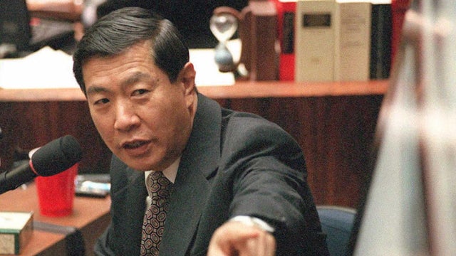 Defense forensic expert Dr. Henry Lee points to ev 