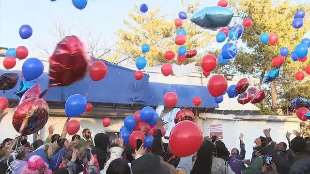 People release red and blue balloons for Ny'Leek 