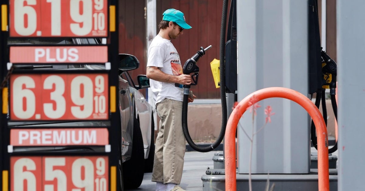 National average price of gas in U.S. hits $4 per gallon