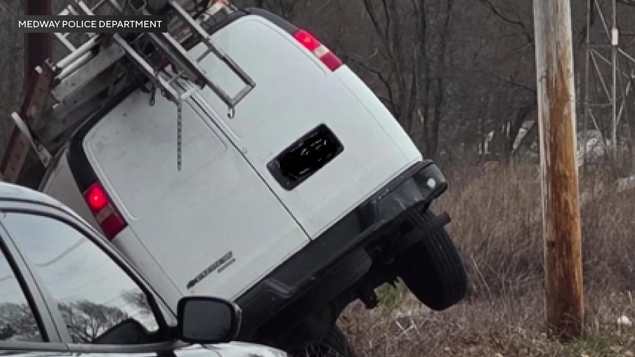 Driver and passenger jump from van while being chased by ICE agents in ...