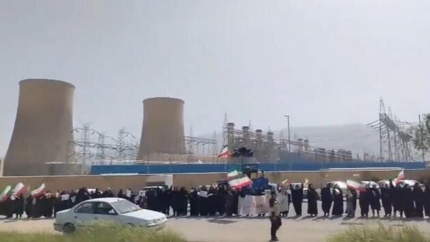 iran-power-plant-human-chain-war.jpg 