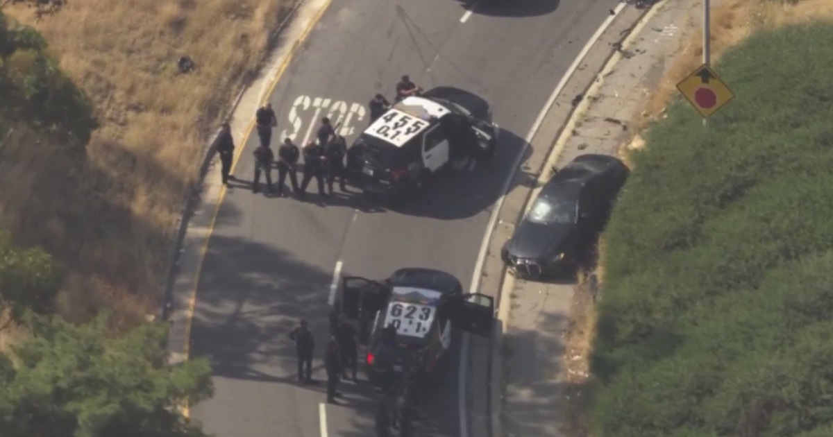 East Los Angeles pursuit ends with crash, police shooting, 1 dead and 1 injured