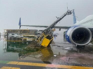 united-airlines-plane-deicer-truck.jpg