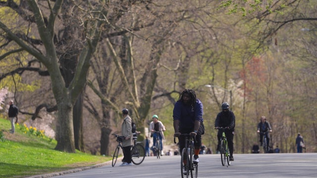 New Yorkers flock to parks to enjoy sunny spring weather 