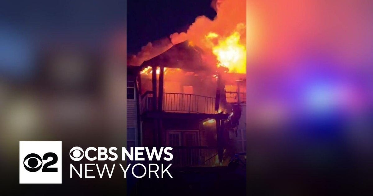 Fast fire rips through apartment complex in Woodbridge, N.J. - CBS New York