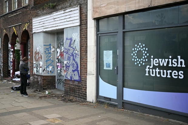 TOPSHOT-BRITAIN-POLICE-JUDAISM-ARSON 