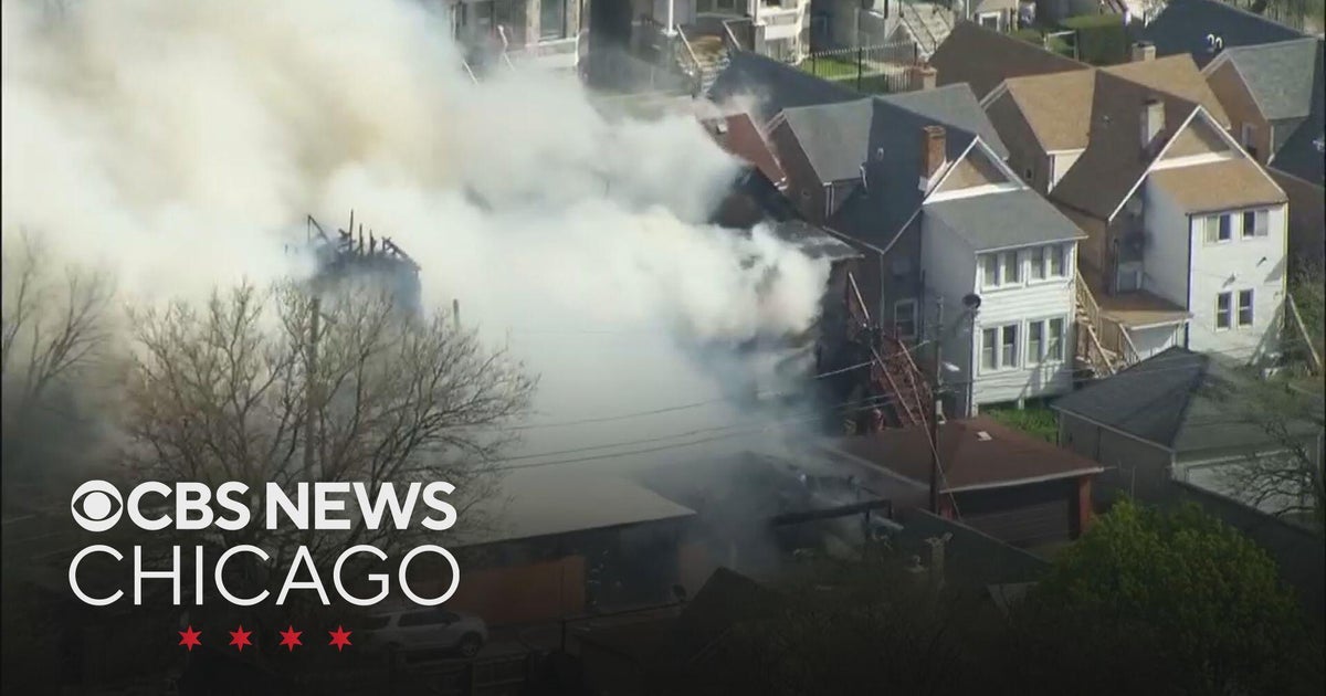 Fire rips through multiple homes on Chicago's West Side - CBS Chicago