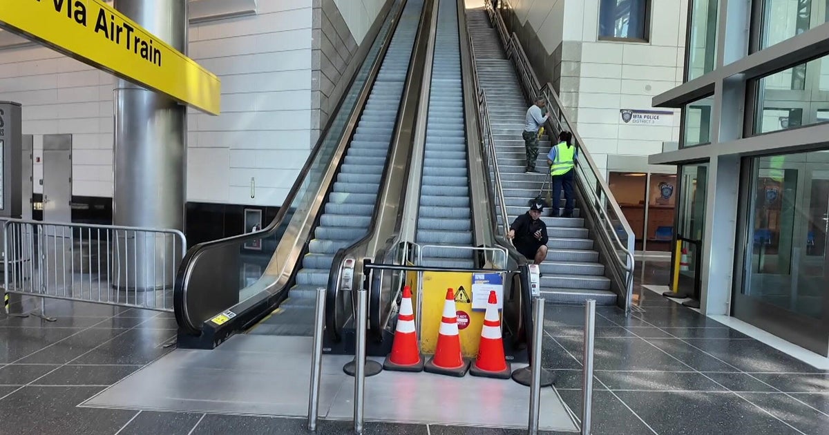 Out-of-service escalator at Jamaica Station frustrates AirTrain passengers