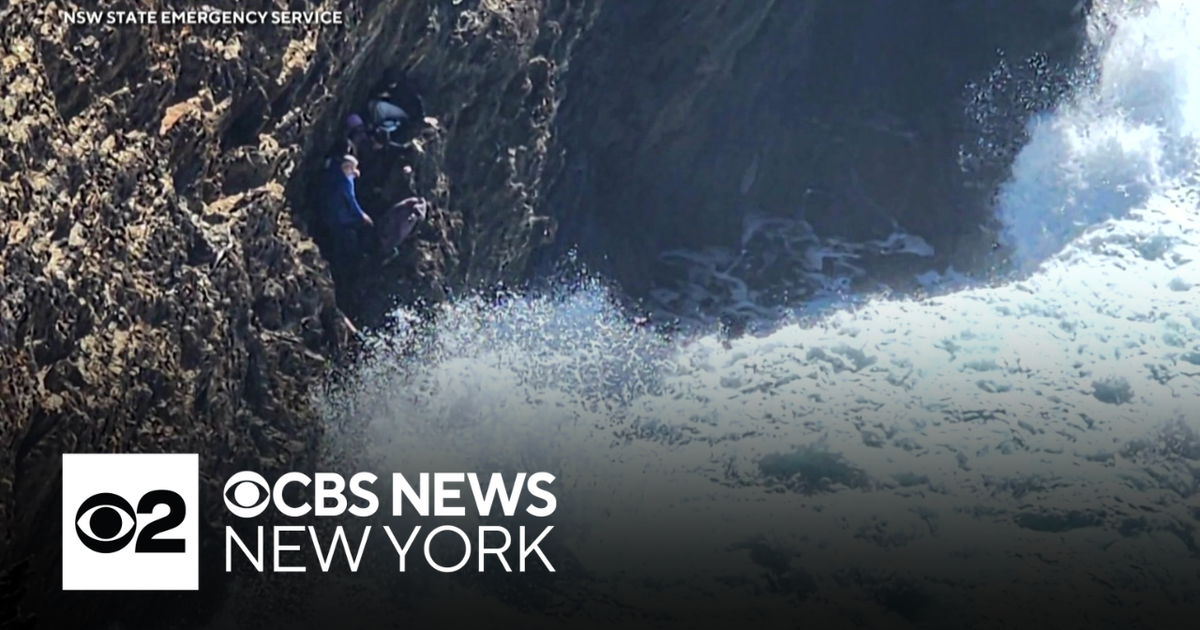 Daring rescue of 7 tourists from Australia cliff