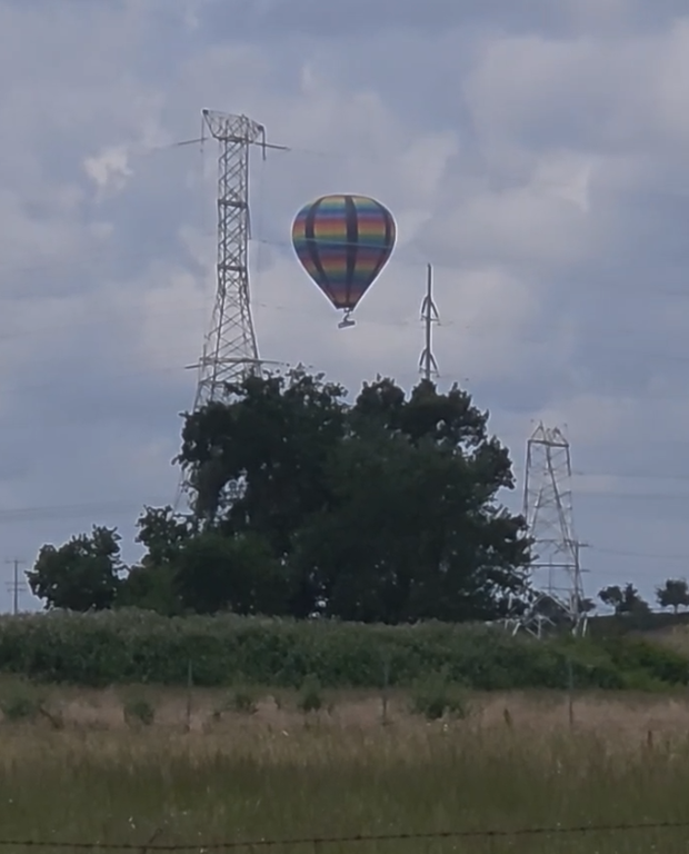 eg-hot-air-balloon-power-lines.png 