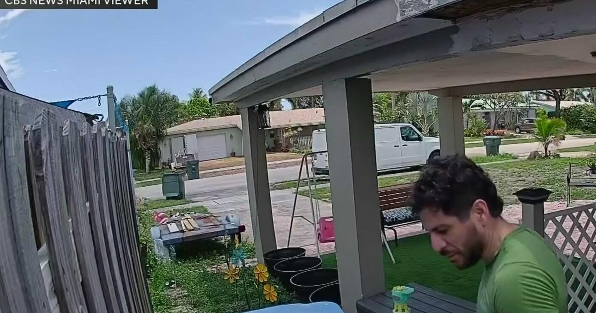 Broward burglary suspect caught on camera stealing from homes - CBS Miami