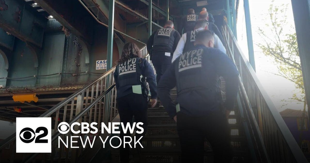 Manhunt for suspects after 15-year-old shot on Queens subway - CBS New York