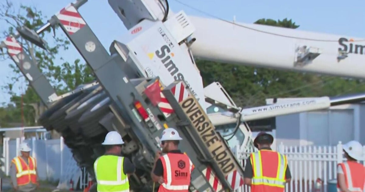 Large crane collapses in Hialeah