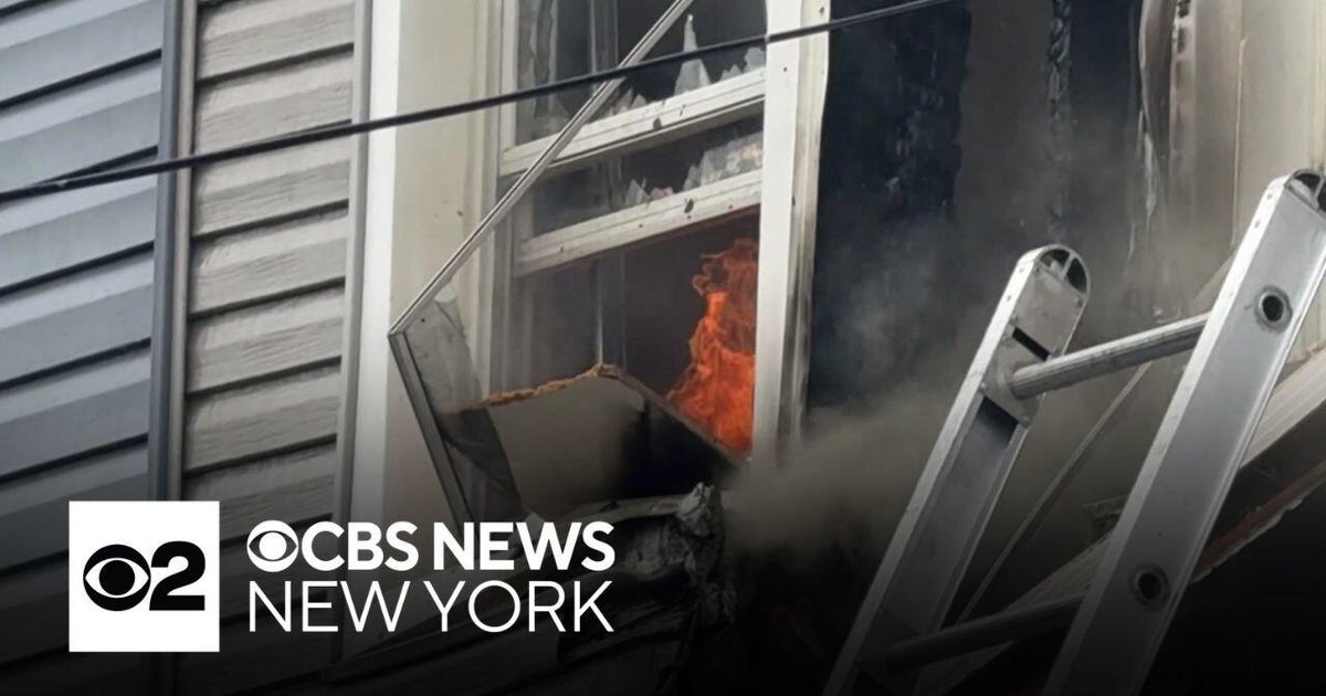 Contractor charged after fire rips through 4 homes in Queens - CBS New York