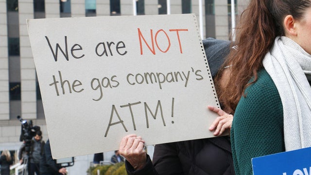 260106-peoples-gas-protest-sign-md.jpg 