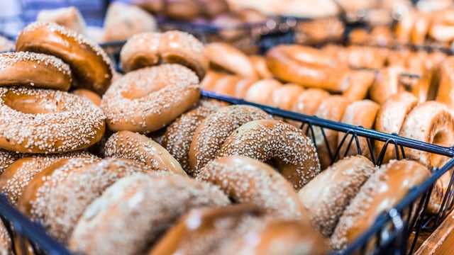 Closeup of many bagels in bakery 