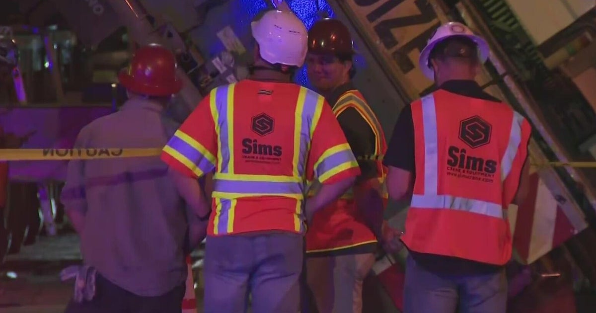 Large crane collapses onto a Hialeah front yard, just blocks from Amelia Earhart Park