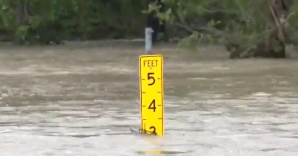 Fierce winds, pounding rain sweep through Texas