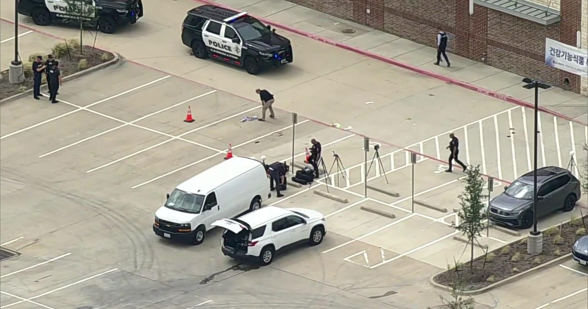 2 dead, 3 injured in shooting at Carrollton shopping center, police say