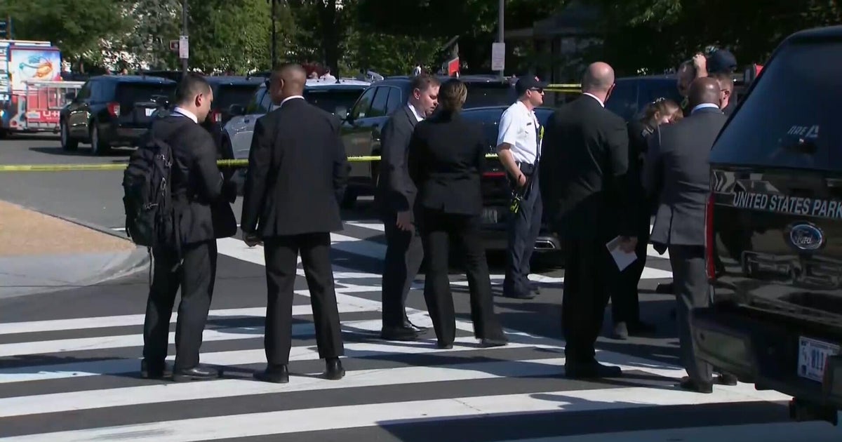 Secret Service shoots gunman 4 blocks from White House