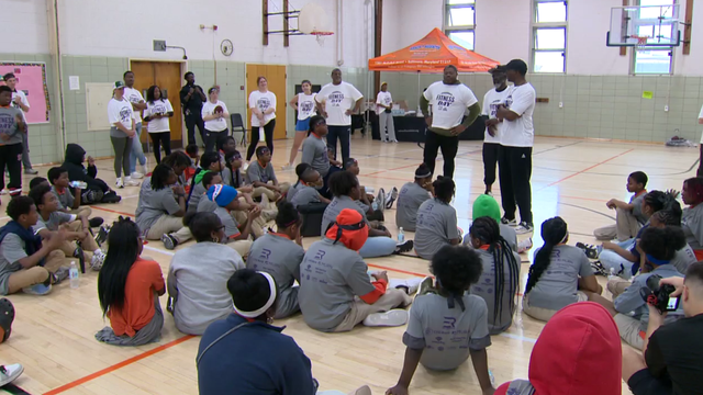 Former Baltimore Ravens Ed Reed Trains with Students 