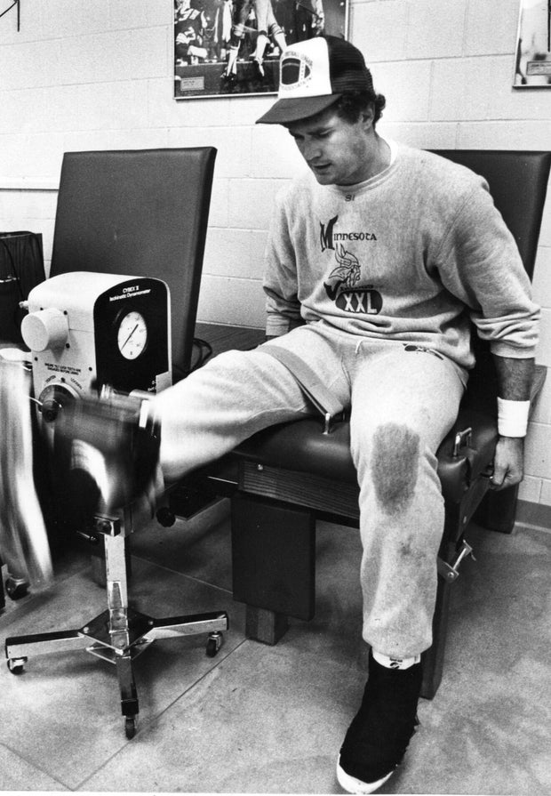 Joe Senser has been working on the rehabilitation of his knee for almost a year (Oct. 2, 1983) 