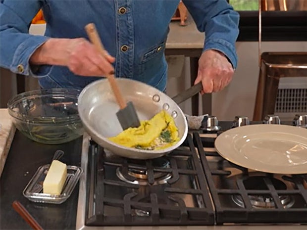 martha-stewart-omelette-c-flipping-1280.jpg 