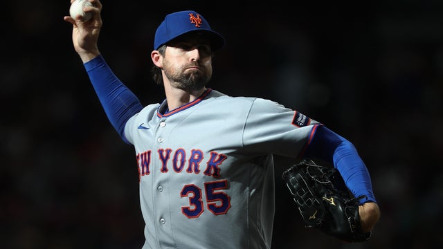Starting pitcher Clay Holmes #35 of the New York Mets pitches against the Arizona Diamondbacks during the first inning of the MLB game at Chase Field on May 09, 2026 in Phoenix, Arizona. 