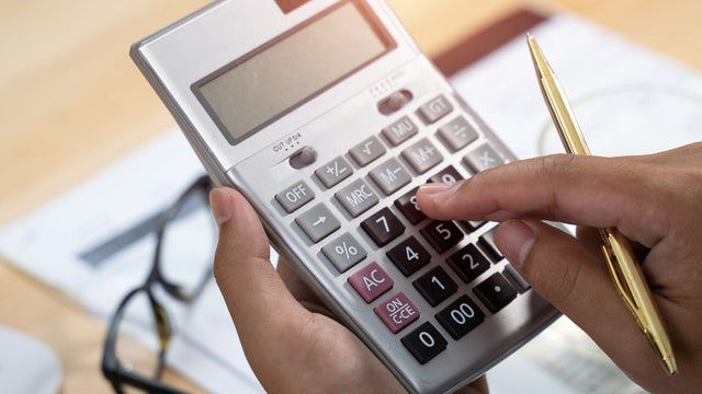 Woman's hands counts on the calculator 
