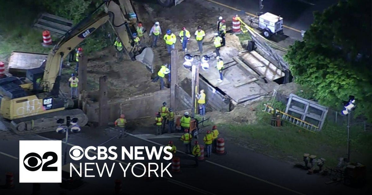Source image for "Long Island Expressway sinkhole repairs underway"