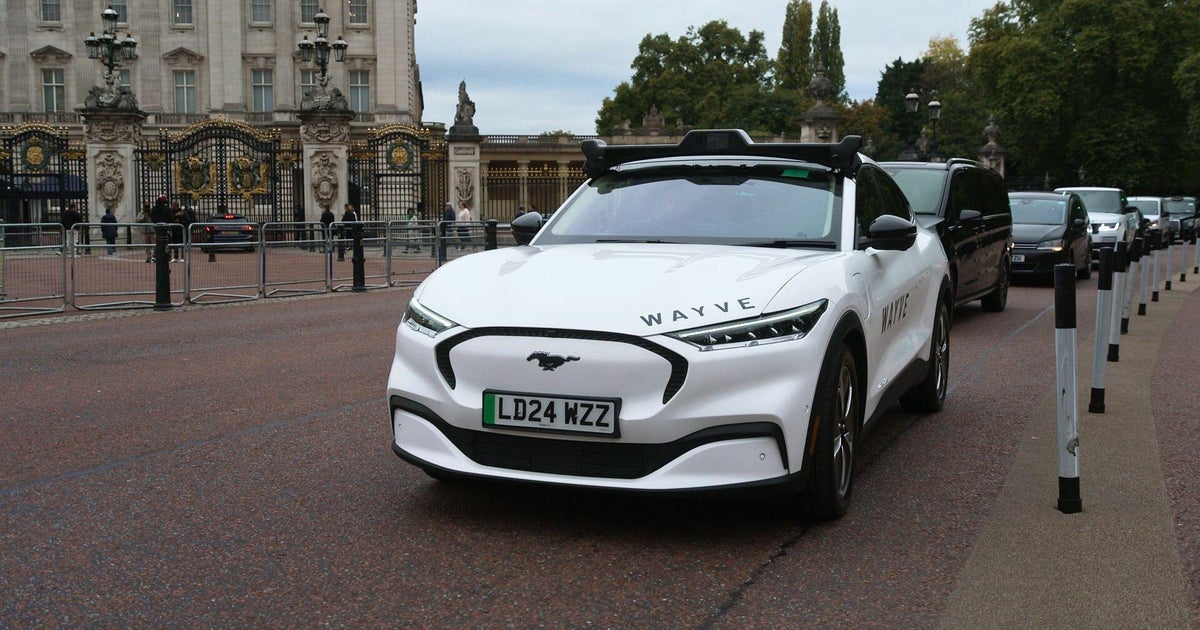 London's cabbies memorize 25,000 streets. But will robotaxis overtake them?