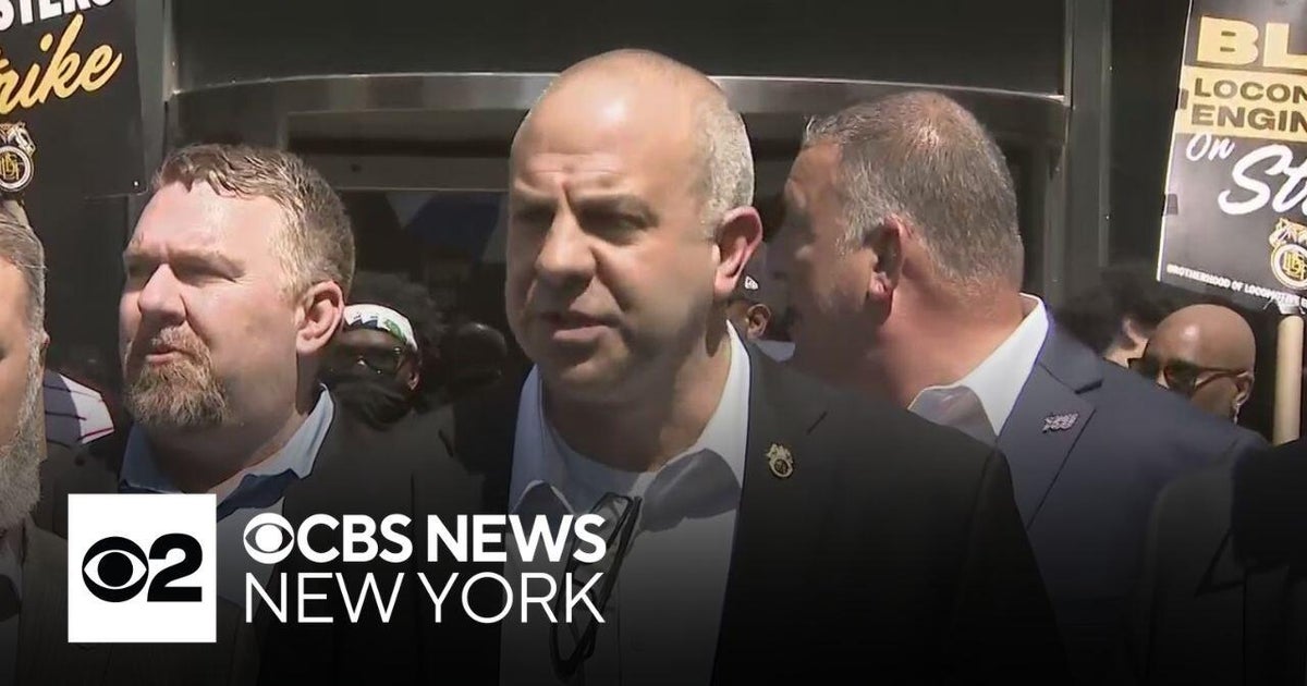 Union reps give LIRR strike negotiation update - 3 p.m. Monday - CBS ...