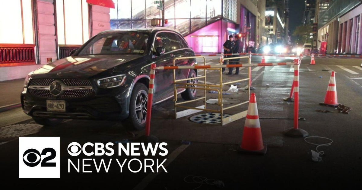 Woman falls down manhole to her death in NYC - CBS New York