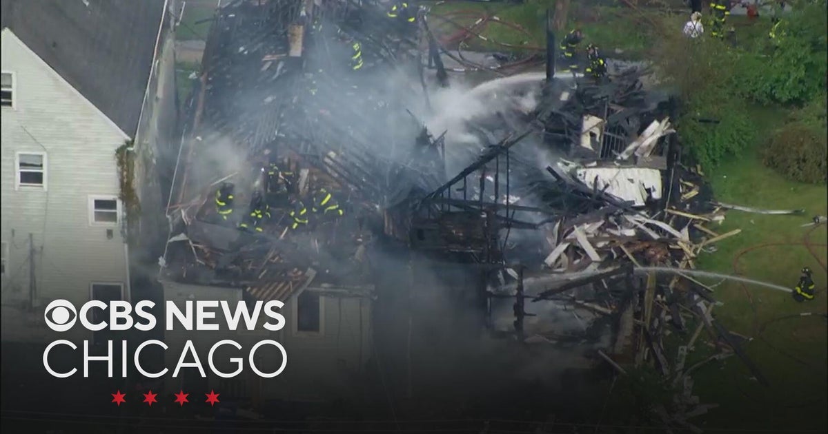 Fire rips through multiple houses in South Chicago neighborhood - CBS ...