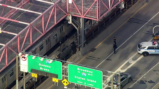 Subway train stopped on Williamsburg Bridge 