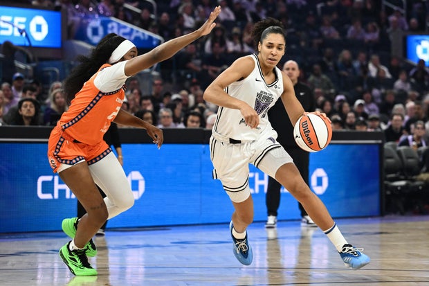 Connecticut Sun v Golden State Valkyries