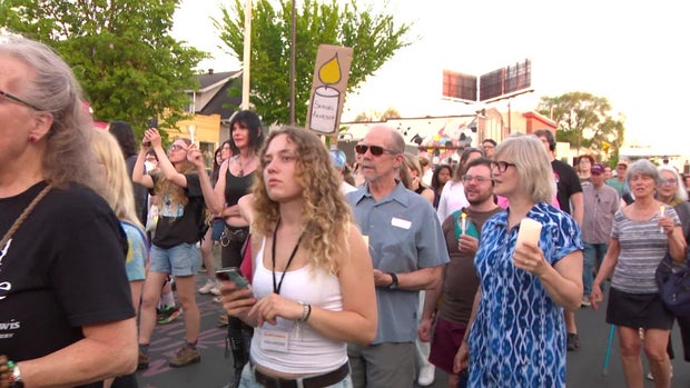 10p-vo-fly-candlelight-vigil-wccoaiz5.jpg