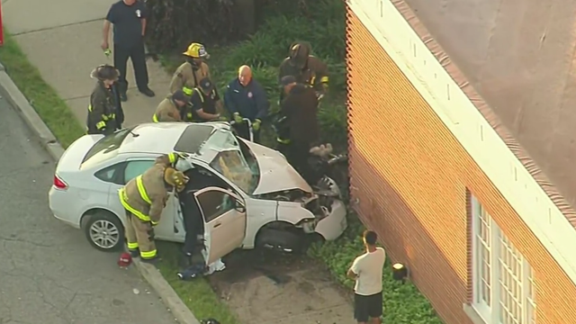 car-crashes-into-detroit-building.png 