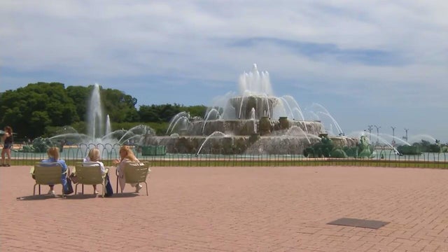 seats-at-buckingham-fountain.jpg 