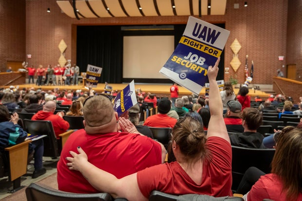 UAW Rally Kicks Off Contract Talks with American Axle 