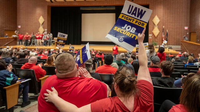 UAW Rally Kicks Off Contract Talks with American Axle 