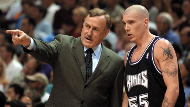 Sacramento Kings' coach Rick Adelman (L) gives a p 
