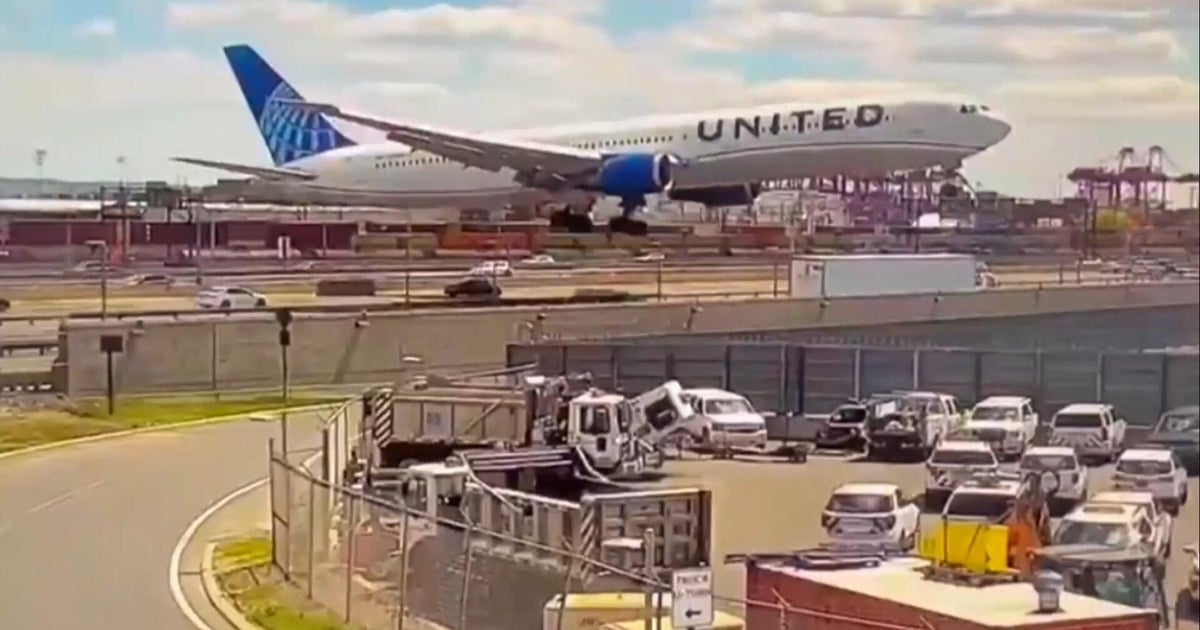 Plane hit light pole, not truck, on New Jersey turnpike as it landed, NTSB says