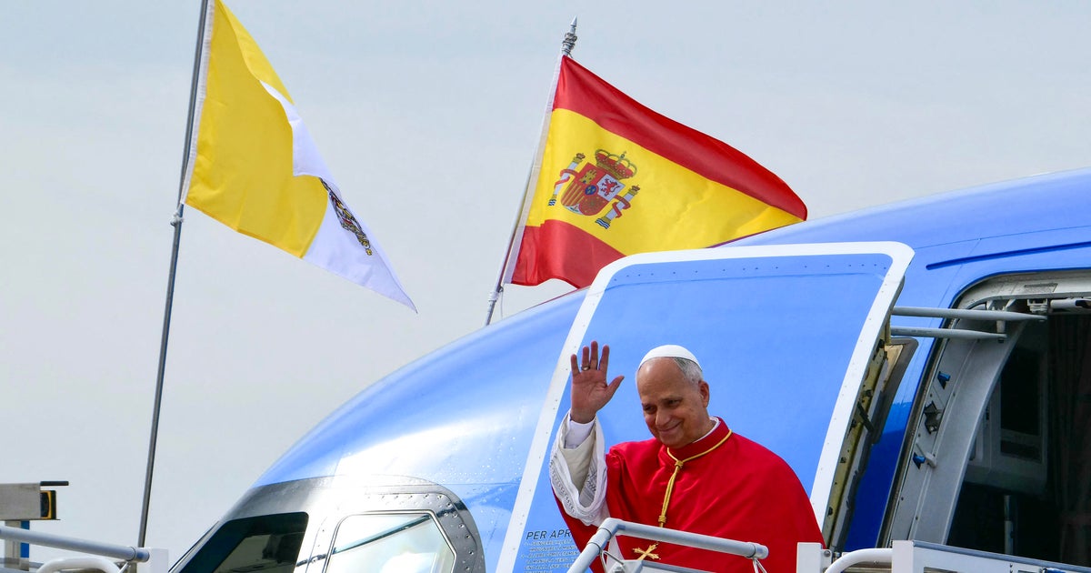 Папа Лъв призова испанците да загърбят „поляризиращите разкази“ по време на първото папско посещение от 15 години