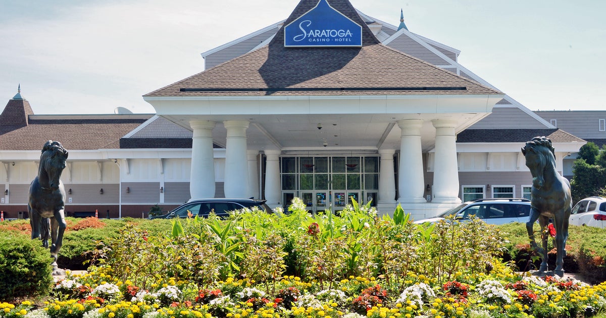 17 коня загинаха при пожар в плевнята на Saratoga Casino Hotel Harness Track