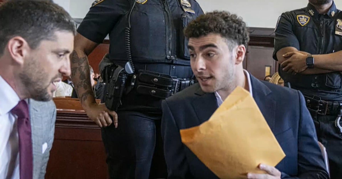 Breaking down Luigi Mangione's new defense strategy for NY state trial